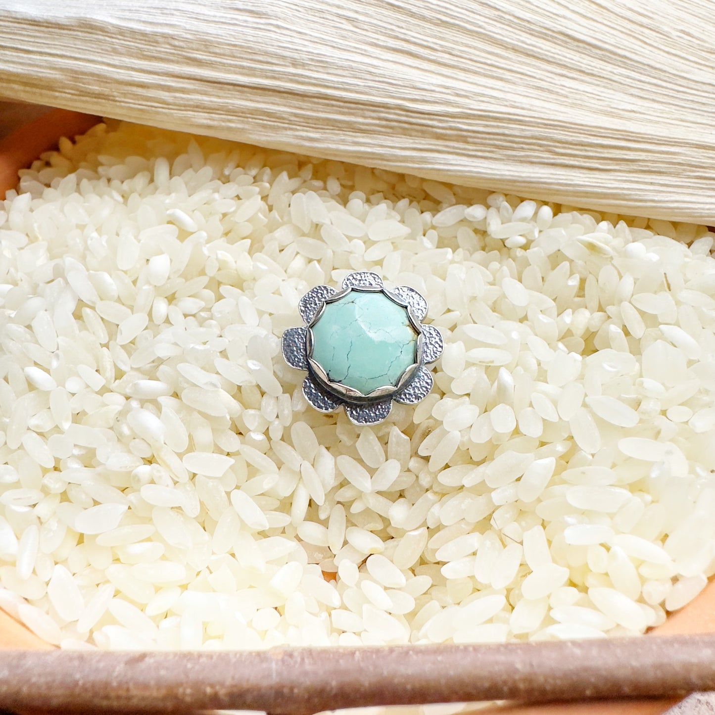 IT'S A BLUE-TIFUL DAISY RING