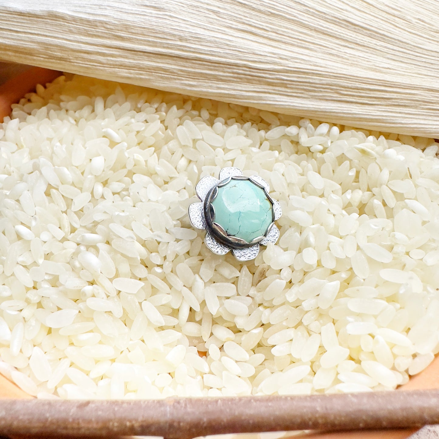IT'S A BLUE-TIFUL DAISY RING