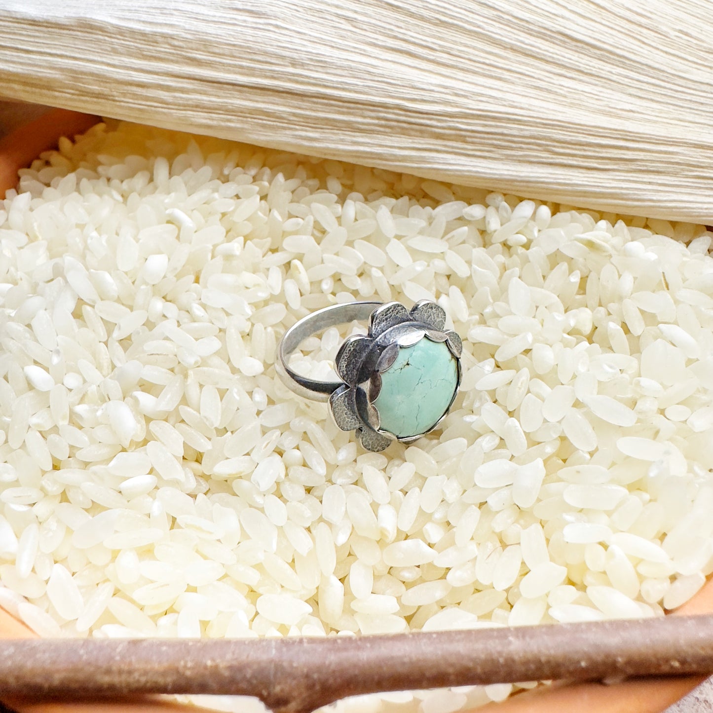 IT'S A BLUE-TIFUL DAISY RING