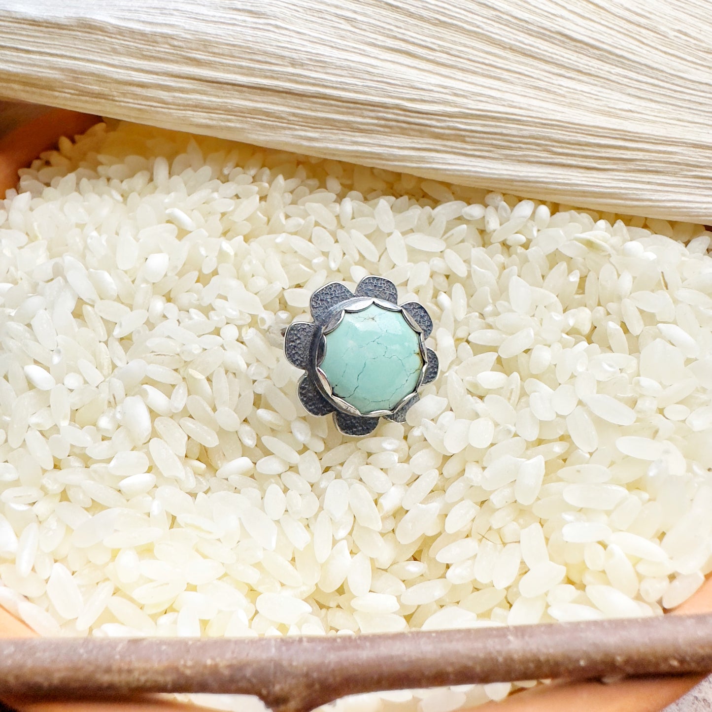 IT'S A BLUE-TIFUL DAISY RING