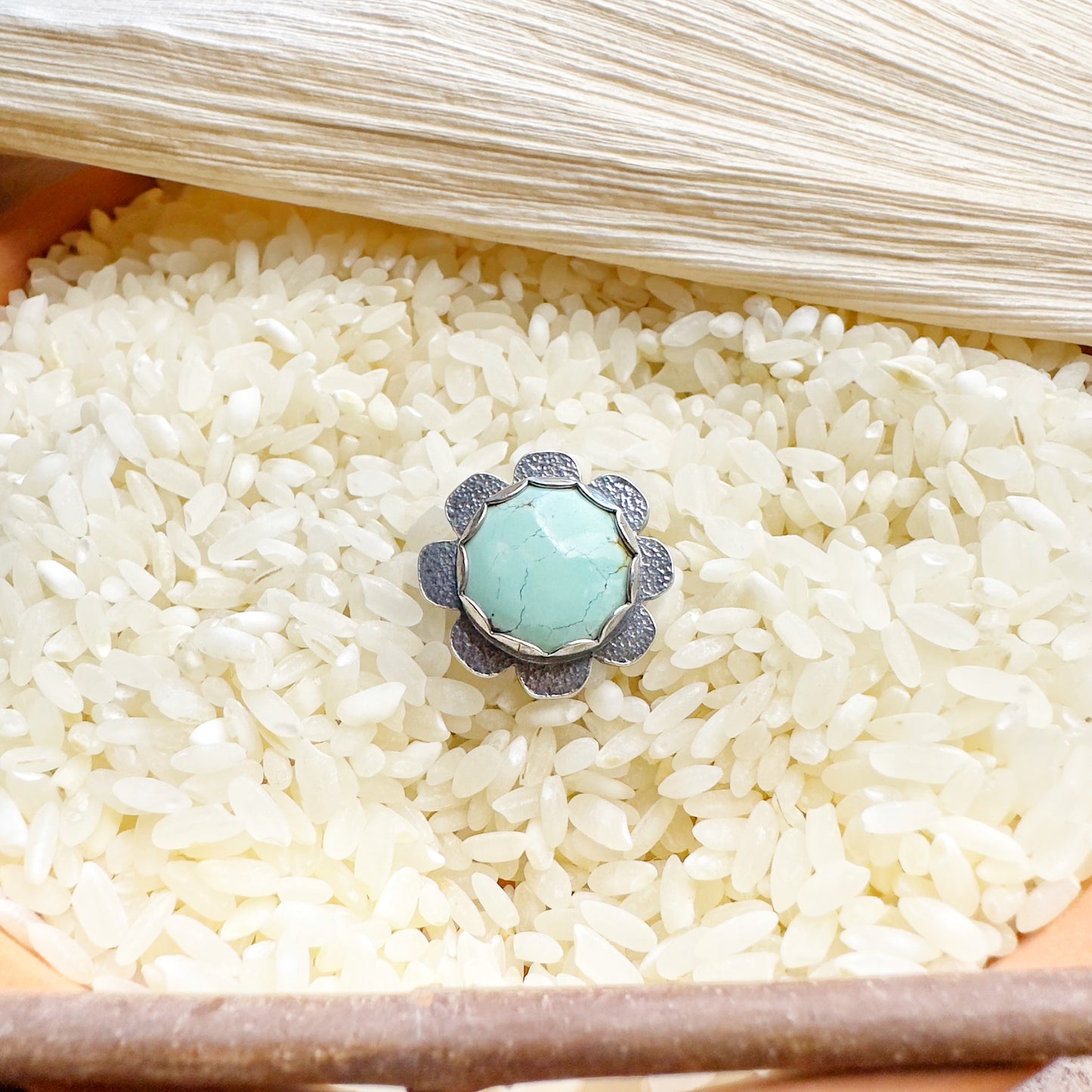 IT'S A BLUE-TIFUL DAISY RING